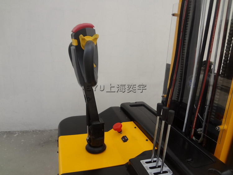 站駕式自動(dòng)夾抱旋轉(zhuǎn)紙筒車